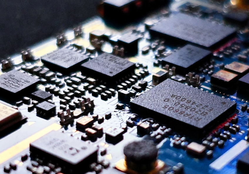 拜登簽署“對華投資限制”，涉量子技術(shù)、AI、先進半導(dǎo)體